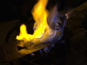 Feuerzangenbowle-Rezept: Zuckerhut stetig mit Rum begießen (2) Zuckerhut stetig mit Rum begießen (2)