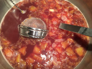 Feuerzangenbowle-Rezept: Flüssigkeit im Topf erhitzen Flüssigkeit im Topf erhitzen