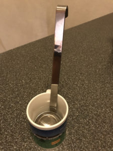 Feuerzangenbowle-Rezept: Wasserbecher zum Kühlen bereithalten Wasserbecher zum Kühlen bereithalten