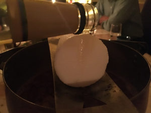 Feuerzangenbowle-Rezept: Zuckerhut vollständig tränken Zuckerhut vollständig tränken