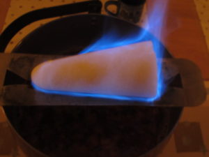Feuerzangenbowle-Rezept: Zuckerhut der Länge nach anzünden Zuckerhut der Länge nach anzünden