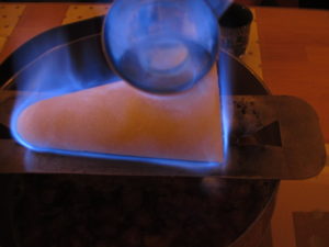 Feuerzangenbowle-Rezept: Zuckerhut stetig mit Rum begießen (1) Zuckerhut stetig mit Rum begießen (1)