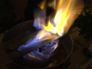 Feuerzangenbowle-Rezept: Feuerzange mit Rum komplett freibrennen Feuerzange mit Rum komplett freibrennen